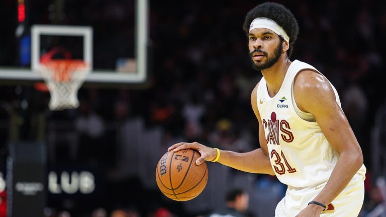 Cavs’ Jarrett Allen stuns fans with backward halfcourt shot before game